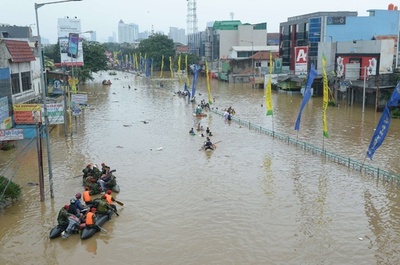 ジャカルタ広域で洪水、5人死亡 3万人避難