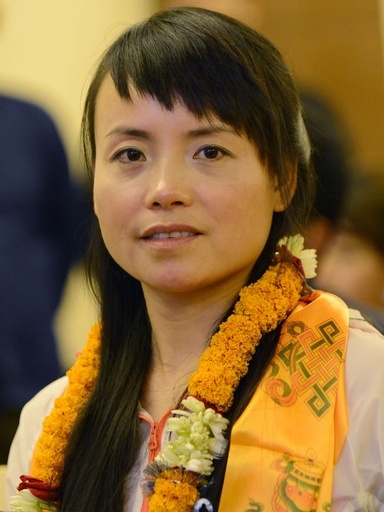 ヘリ利用の中国人女性のエベレスト登頂を認定