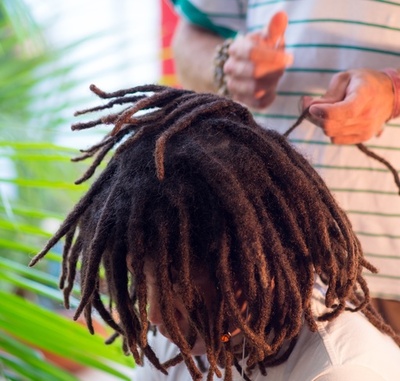 アフロやドレッド、髪形による差別を禁止 米加州で新法 州レベルでは全米初