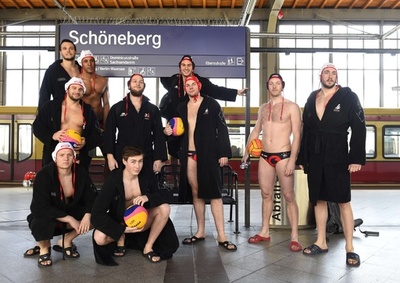 ドイツの水球チーム、駅で肉体美を披露 試合を宣伝