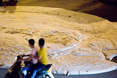 道路の亀裂から泡、中国・南京市