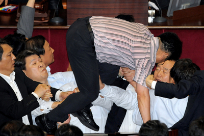 韓国でメディア関連法案成立、強行採決で乱闘も