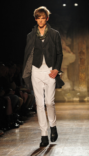 ＜11年春夏ミラノ・メンズコレクション＞ジョン・バルベイトス、新作を発表