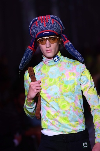 ネオンカラーでスポーティ、「プラダ」19年春夏メンズ