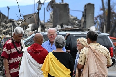 バイデン氏、ハワイ山火事の被災地視察