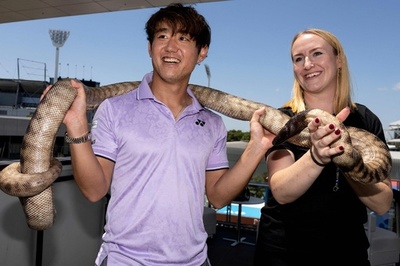 西岡良仁、パイソン首に巻いて笑顔 全豪OP