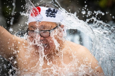 神田明神で「寒中みそぎ」 冷や水で心身清める