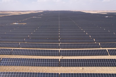 中国、西部の砂漠で太陽光発電と砂漠化対策を一体推進