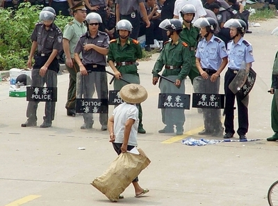 土地立ち退き問題めぐり警察が地元住民と衝突、中国