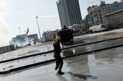 機動隊がタクシム広場のデモ隊を強制排除、トルコ