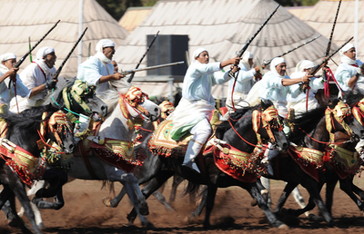 伝統の騎馬祭り「ファンタジア」、モロッコ