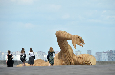 【今日の1枚】大地を泳ぐ巨人のアート、ウクライナ