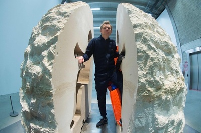 岩の中に1週間滞在、仏アーティストのパフォーマンス作品