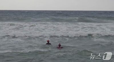 韓国・江原道の海岸で離岸流を実演…海洋警察の救助隊員も一瞬で沖へ