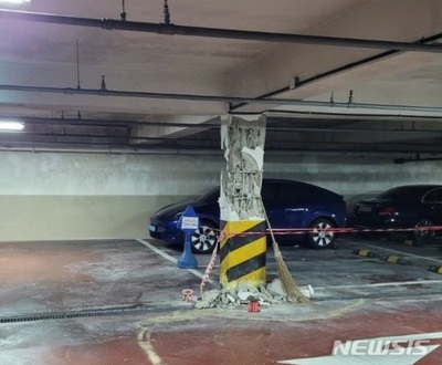 韓国・築30年マンション駐車場、柱が破裂…鉄筋露出