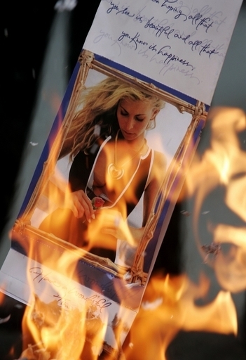 インドの急進派グループ、「バレンタインデーを祝う者は攻撃する」と警告