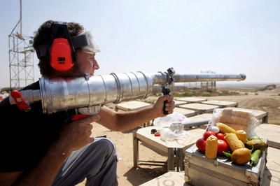 野菜や卵をロケット発射、イスラエル政府に抗議