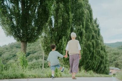 息子亡き後、再婚した嫁に代わり孫を育てる祖母…韓国「養子にできる？」切実な相談