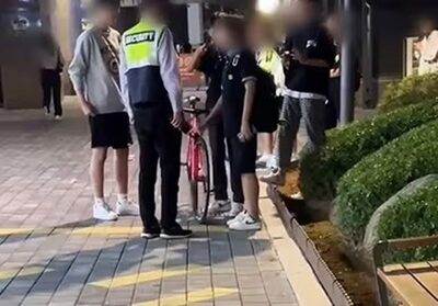 「マンションの歩道で自転車に乗らないで」警備員に注意されて…韓国・小学生が口にした「あきれた」ひと言