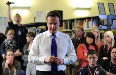 英保守党キャメロン党首、学生に卵を投げつけられる