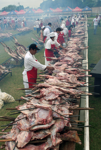 8時間で22トンの豚肉食べたバーベキュー大会、パラグアイ
