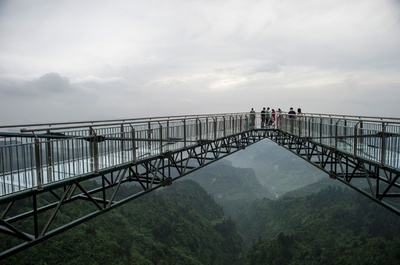 下を向いちゃダメ⁉ 峡谷に一端固定のガラス展望橋、世界最長 中国