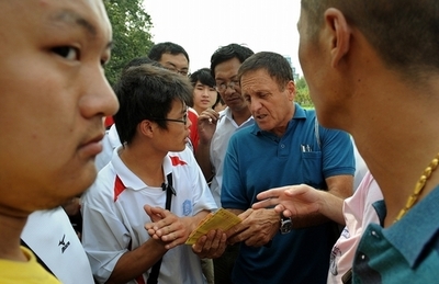 北京警察、ダフ屋行為で外国人含む110人拘束