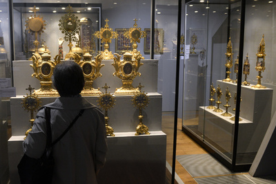 仏リヨンの美術館で19世紀の王冠盗まれる、1億円超の価値