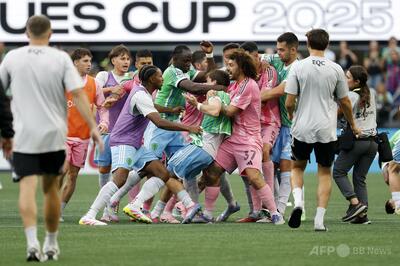 ルイス・スアレスが相手スタッフに唾吐き、敗戦後に乱闘引き起こす