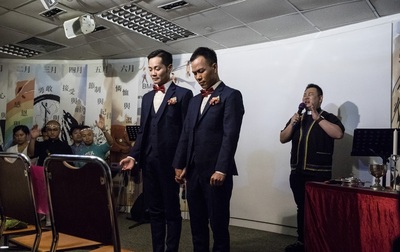 閉ざされたドアの向こうで挙げる同性カップルの結婚式、香港