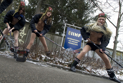 2014年アイスホッケーW杯のベラルーシ開催にトップレスで抗議 FEMEN