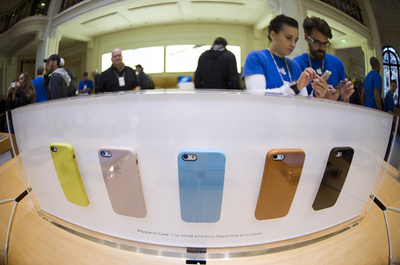 仏アップルストアで男が暴挙、鉄球で展示品を次々破壊