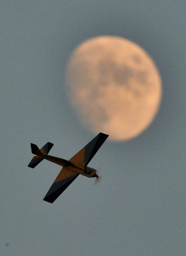 夏の夕べ、落日と夕月と行き来して遊ぶラジコン