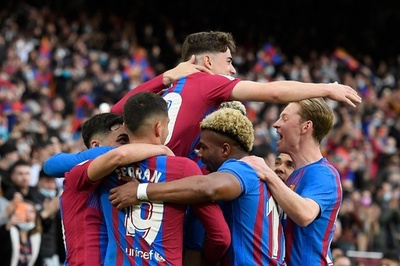 バルサはアトレティコに大勝、レアルも競り勝つ