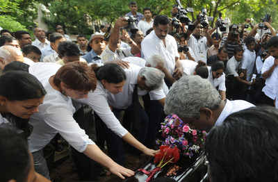 SFの巨匠クラークさん「最後の旅」へ、スリランカで葬儀