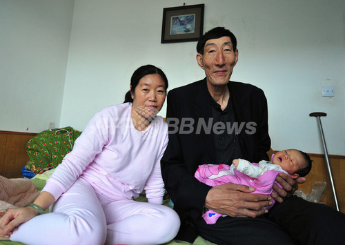 世界一長身の中国人男性 赤ちゃんや奥さんと水入らず 写真15枚 ファッション ニュースならmode Press Powered By Afpbb News