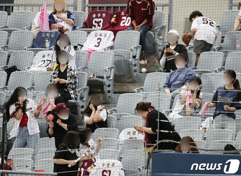 ファウルボールを避ける観客(c)news1