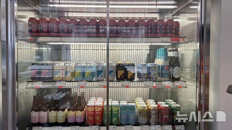 ソウル市麻浦区のノンアルコール酒類セレクトショップに並ぶノンアルコール、低アルコールビール(c)NEWSIS