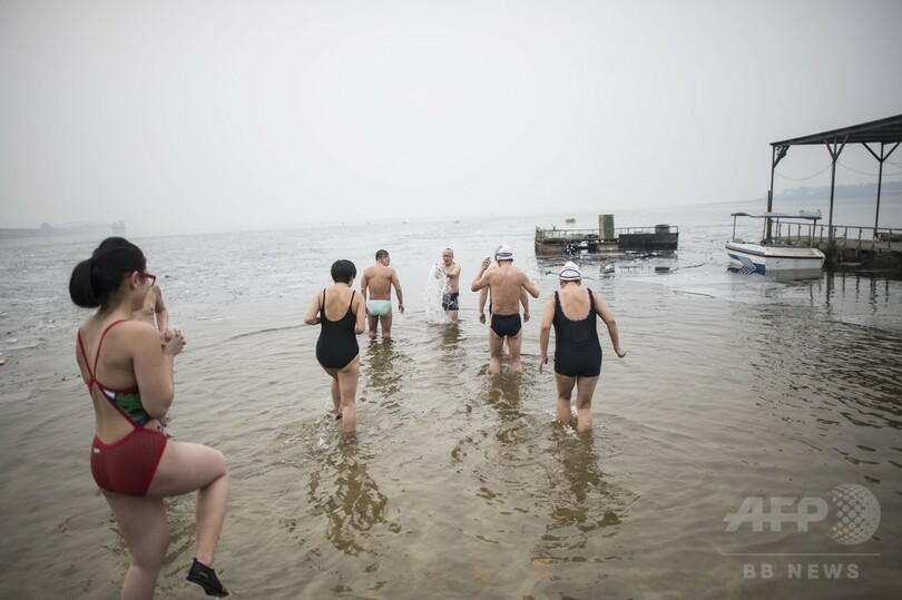 中国の「シロクマ」男、氷風呂で限界に挑戦