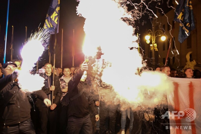 ウクライナ和平へ基本合意、東部への「特別な地位」付与に抗議デモ