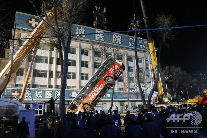 中国・西寧で路面陥没事故、15人けが 10人行方不明