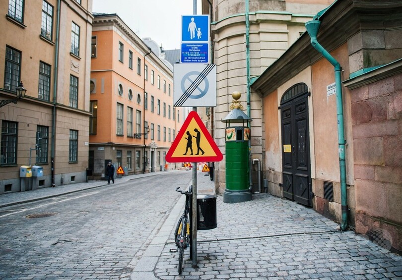 「歩きスマホ」、道路標識で注意呼びかけ スウェーデン