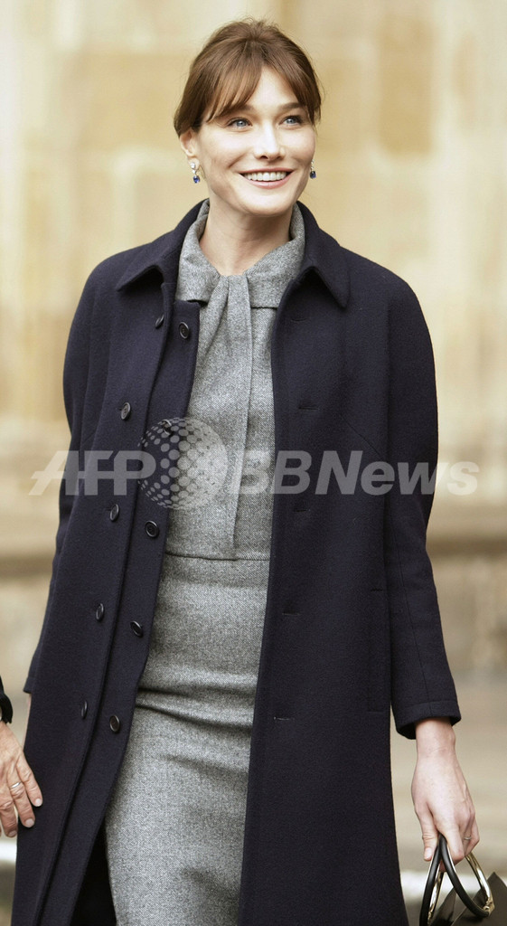 訪英中のカーラ・ブルーニ仏大統領夫人、ファッションに高評価