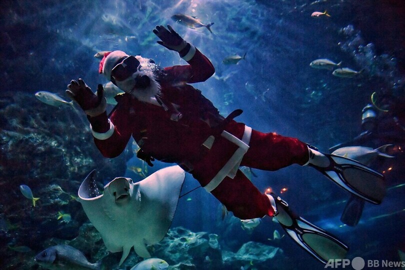 水中サンタからプレゼント！ タイ・バンコク