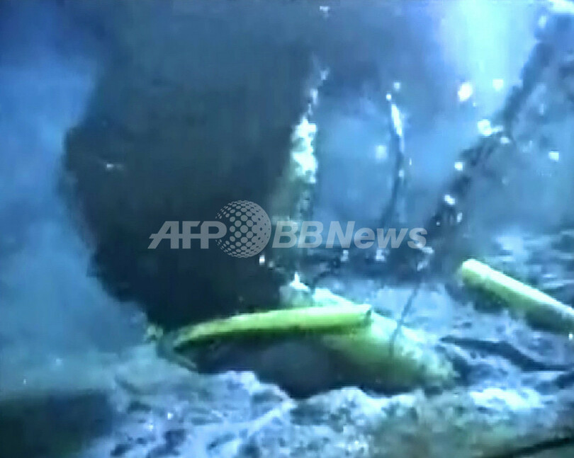 米海岸線に漂着する原油、続く撤去作業