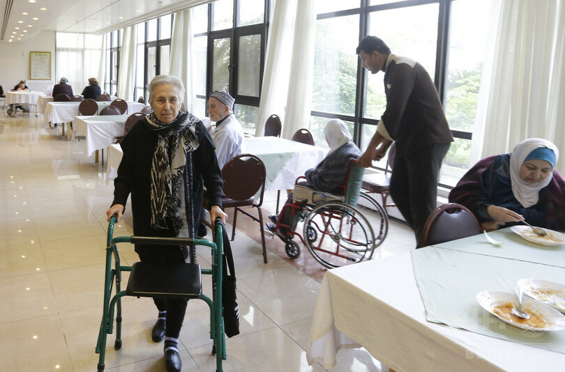 シリアの老人ホーム、内戦で取り残された高齢者の「ついの避難所」