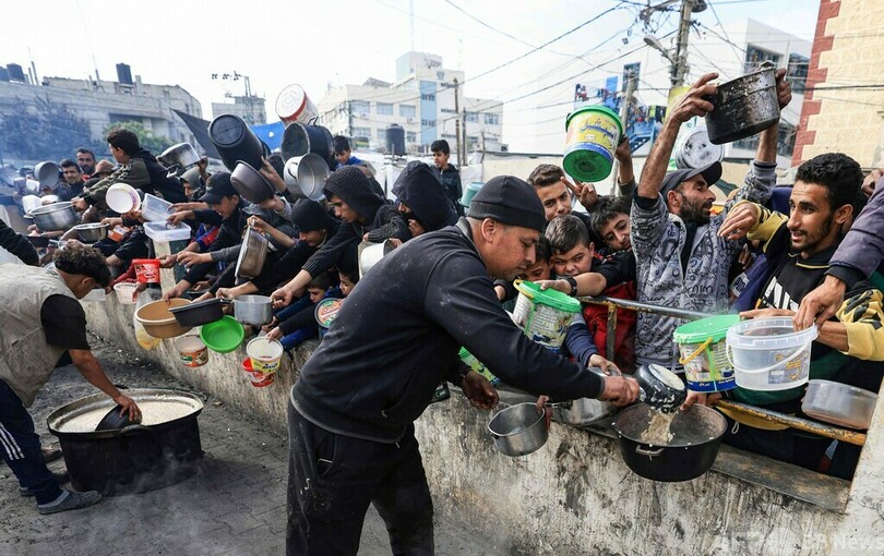 配給頼るガザ住民、わずかな食料に長蛇の列 餓死の恐れも 