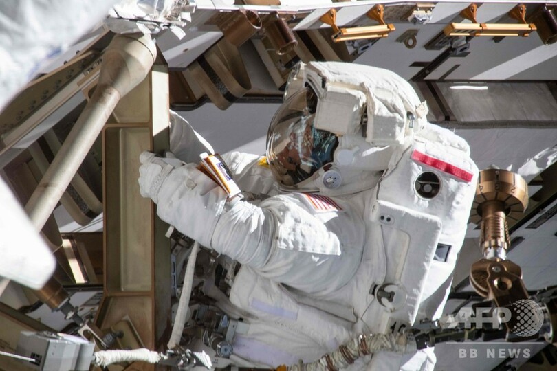 史上初の女性のみのISS船外活動、合う宇宙服なく断念へ