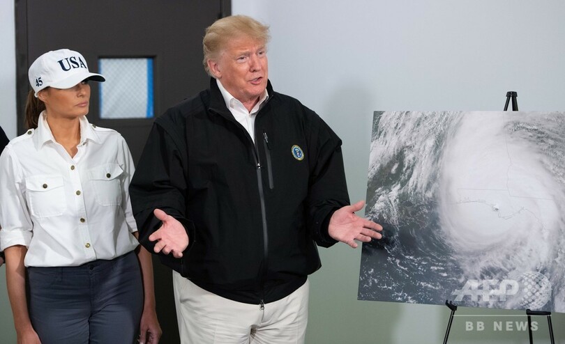 トランプ大統領、ハリケーン被災地を視察 気候変動には依然懐疑的?