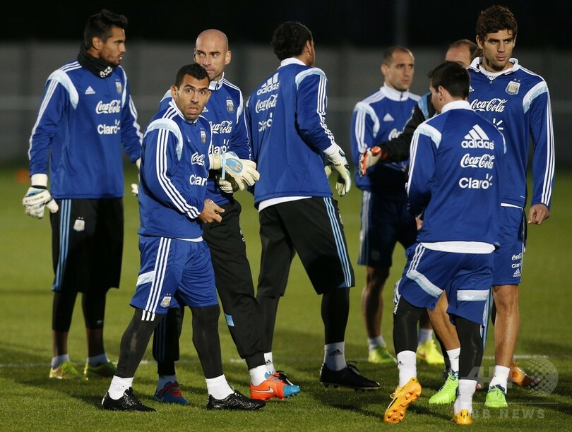 マルティーノ監督、「テベスはチャンスを待つ必要がある」